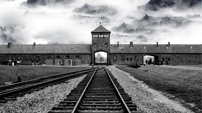 entrada de Auschwitz - Birkenau, o principal campo de extermínio nazista, lugar onde morreram mais de um milhão de vítimas do Holocausto.