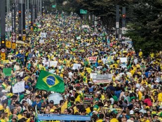 SP - PROTESTO FORA DILMA - GERAL - Protesto contra o governo do PT e fora Dilma organizado pelos movimentos Brasil Livre, Vem Pra Rua e Revoltados ON LINE, na Avenida Paulista em São Paulo, SP, neste domingo (16). 16/08/2015 - Foto: PAULO LOPES/FUTURA PRESS/FUTURA PRESS/ESTADÃO CONTEÚDO