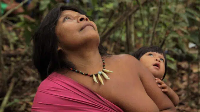 Mulher Awa com o Seu bebê, povo mais ameaçado do mundo