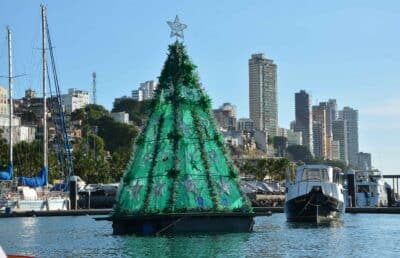 Salvador ganha árvore de Natal flutuante feita de materiais recicláveis -  Vegah